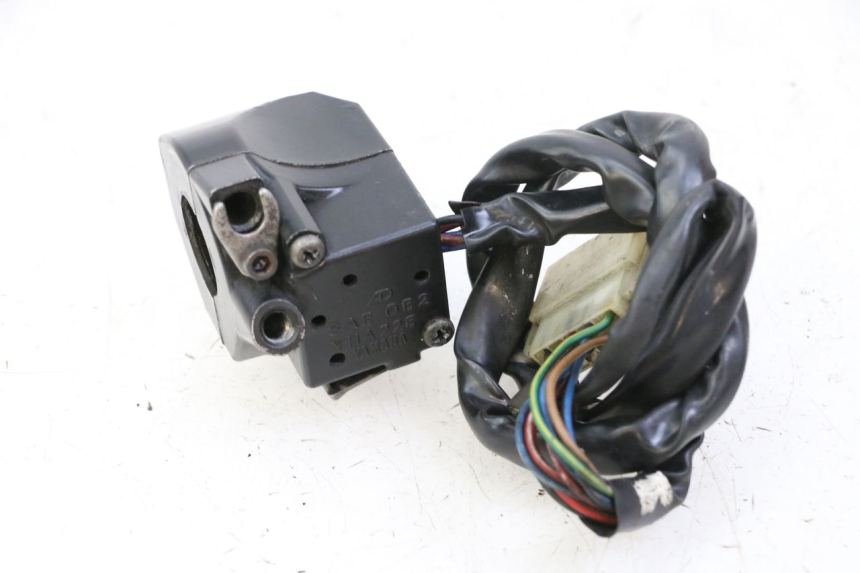 photo de CONMUTADOR DERECHA YAMAHA FJ 36Y 1100 (1984 - 1985) - Primer plano técnico