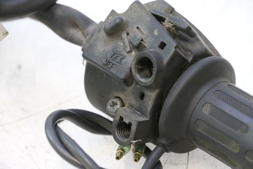 photo de CONMUTADOR DERECHA HONDA FJS SILVER WING SILVERWING 400 (2005 - 2008) - Primer plano técnico