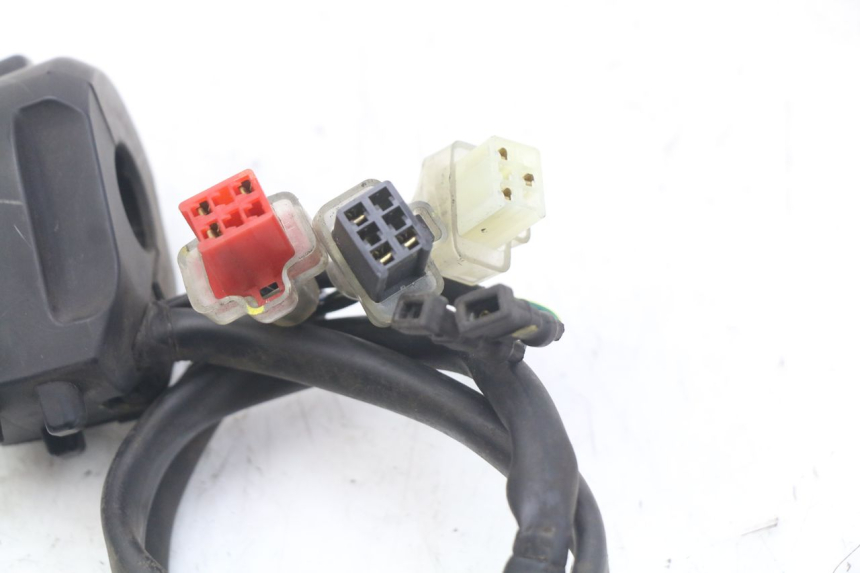 photo de INTERRUPTOR DERECHO HONDA FORZA 125 (2015 - 2016) - Primer plano técnico