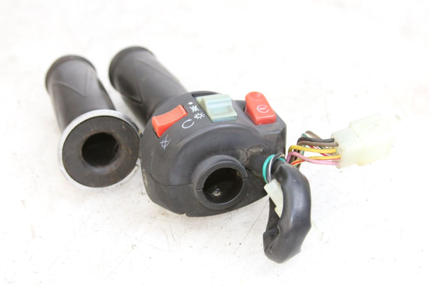 photo de CONMUTADOR DERECHA BAOTIAN FRESH 50 (2004 - 2012) - Primer plano técnico