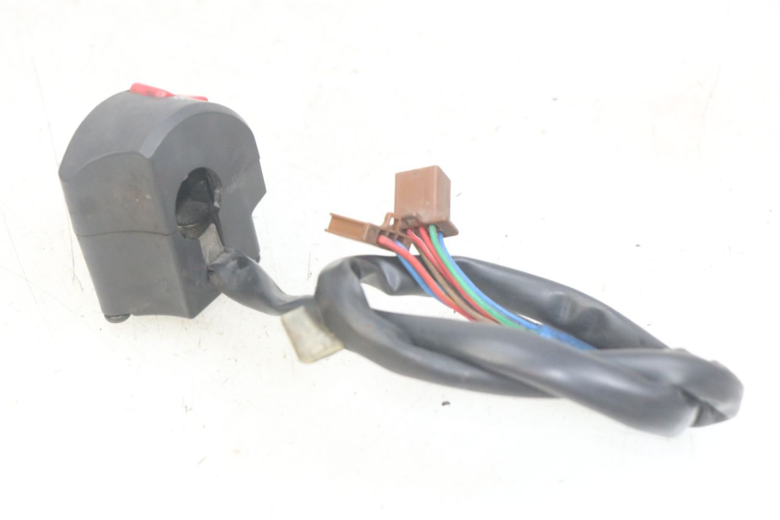 photo de INTERRUPTOR DERECHO YAMAHA FZS FAZER 600 (1998 - 2001) - Primer plano técnico