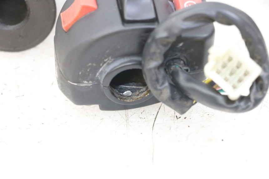 photo de CONMUTADOR DERECHA GOES WIKI 125 (2010 - 2015) - Primer plano técnico