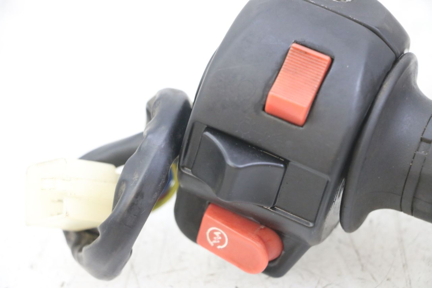 photo de CONMUTADOR DERECHA GOES WIKI 125 (2010 - 2015) - Detalles de los puntos de fijación