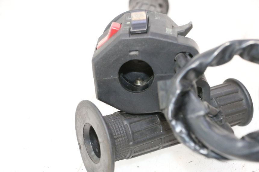 photo de CONMUTADOR DERECHA KAWASAKI GPX F ZX750F 750 (1986 - 1990) - Detalles de los puntos de fijación
