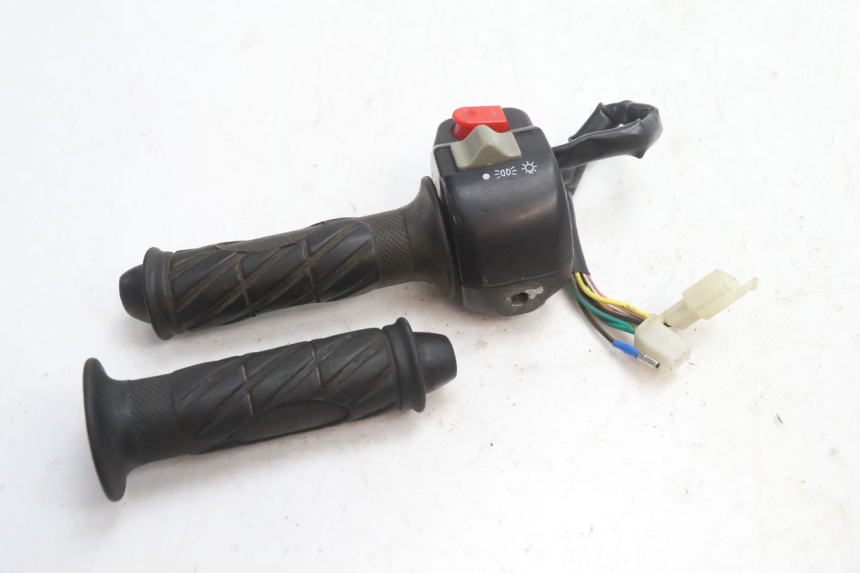 photo de INTERRUPTOR DERECHO TNT MOTOR GRIDO 2T 50 (2010 - 2019) - Otra perspectiva