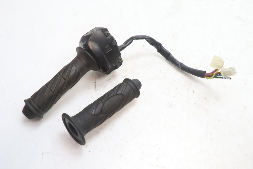 photo de INTERRUPTOR DERECHO TNT MOTOR GRIDO 2T 50 (2010 - 2019) - Primer plano técnico