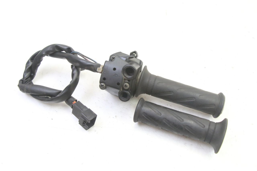 photo de COMANDO DERECHO SUZUKI GS GSE 500 (2001 - 2003) - Detalles de los puntos de fijación