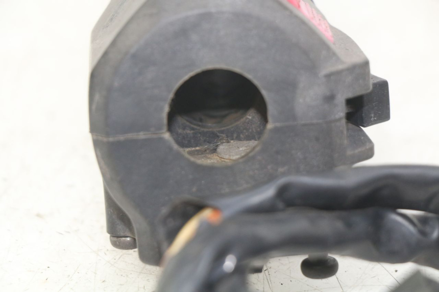photo de INTERRUPTOR DERECHO SUZUKI GSX-F GSX  F 1100 (1988 - 1994) - Primer plano técnico