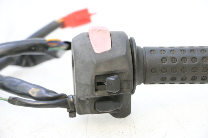 photo de CONMUTADOR DERECHA SYM GTS EVO 125 (2009 - 2013) - Zoom estado de uso