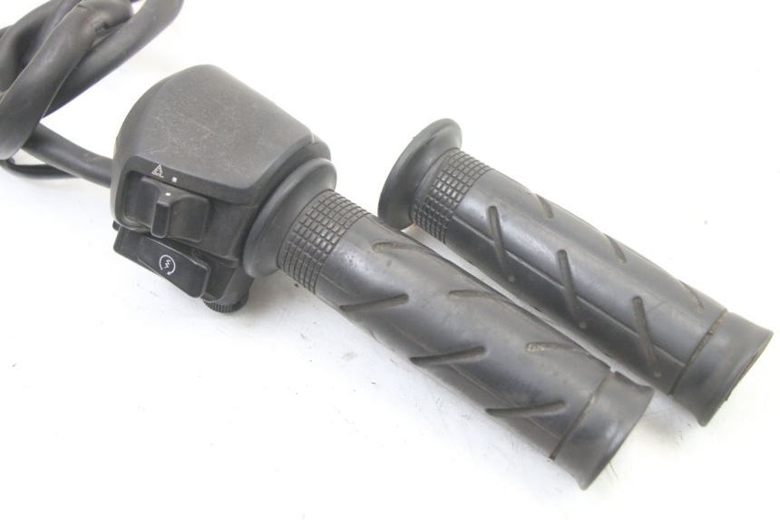 photo de INTERRUPTOR DERECHO HONDA FES S-WING SWING ABS 125 (2007 - 2015) - Detalle de la pieza