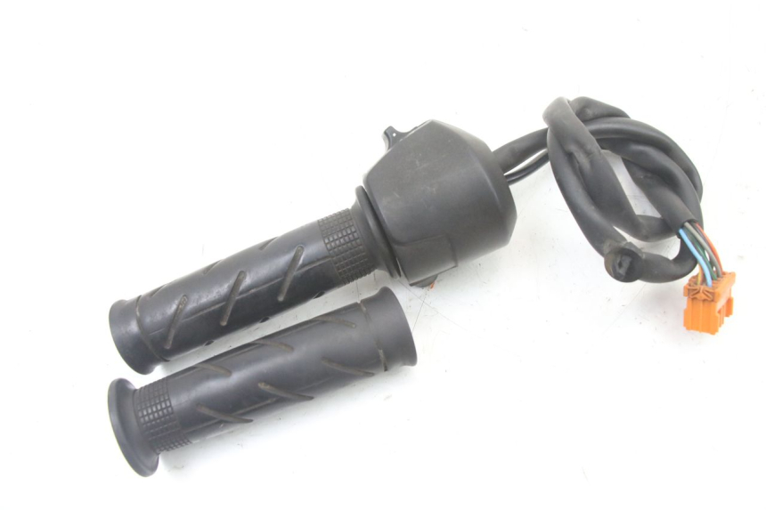 photo de INTERRUPTOR DERECHO HONDA FES S-WING SWING ABS 125 (2007 - 2015) - Otra perspectiva