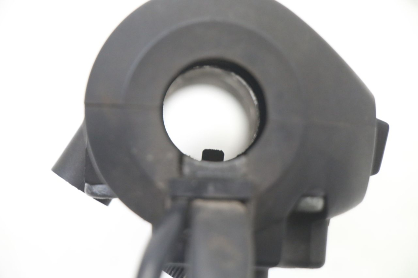 photo de INTERRUPTOR DERECHO HONDA FES S-WING SWING ABS 125 (2007 - 2015) - Primer plano técnico