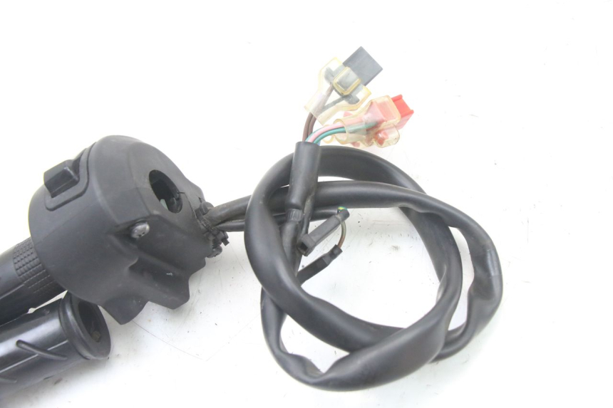 photo de CONMUTADOR DERECHA HONDA PCX (JF57/JF64) 125 (2014 - 2018) - Detalles de los puntos de fijación