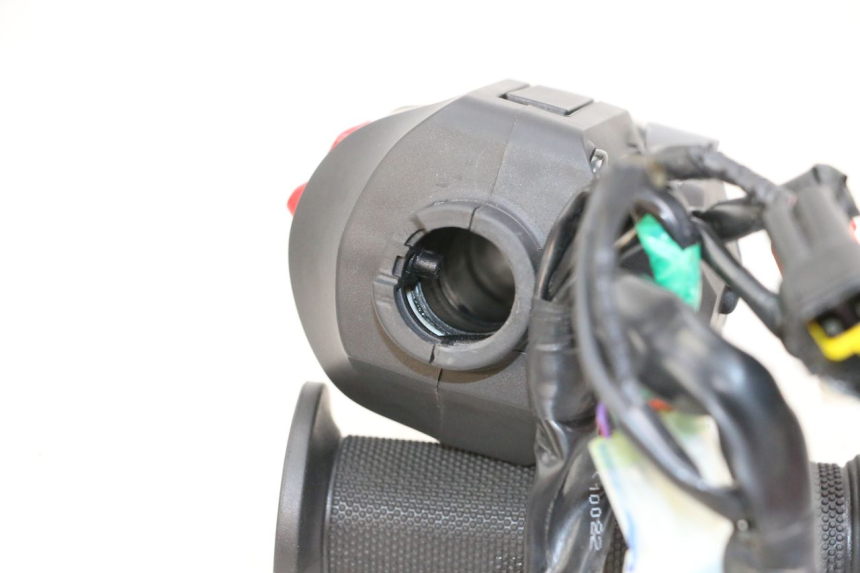 photo de CONMUTADOR DERECHA HUSQVARNA SVARTPILEN 401 (2018 - 2023) - Otra perspectiva