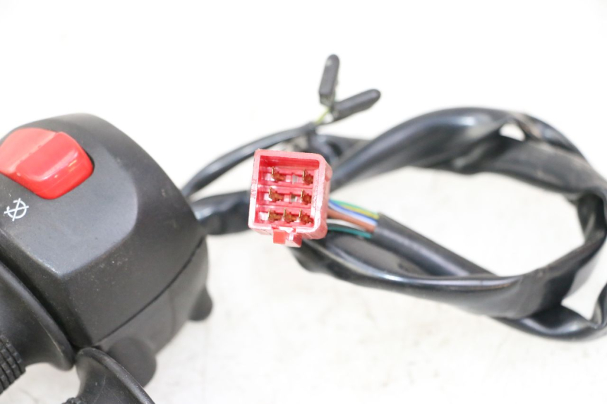 photo de CONMUTADOR DERECHA SYM JOYMAX 125 (2010 - 2017) - Detalles de los puntos de fijación