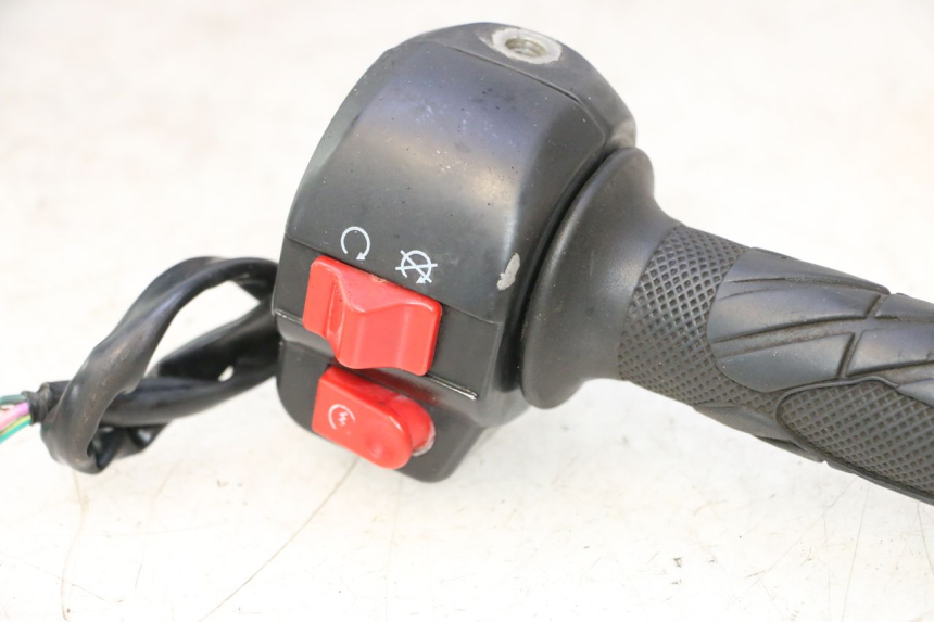 photo de CONMUTADOR DERECHA RIDE JUMP 2T 50 (2012 - 2017) - Estado de la superficie y material