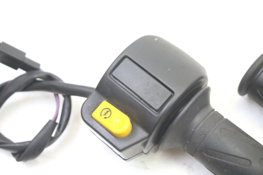 photo de INTERRUPTOR DERECHO PEUGEOT KISBEE 2T 50 (2010 - 2017) - Detalle de la pieza