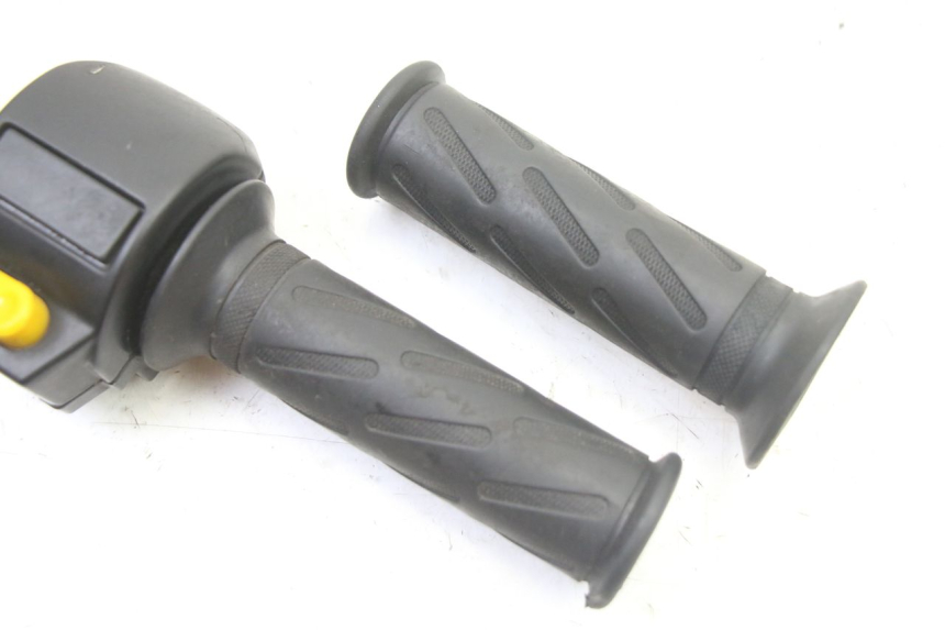 photo de INTERRUPTOR DERECHO PEUGEOT KISBEE 2T 50 (2010 - 2017) - Zoom estado de uso