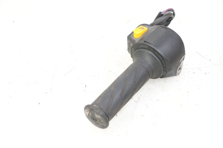 photo de INTERRUPTOR DERECHO PEUGEOT KISBEE 2T 50 (2010 - 2017) - Primer plano técnico