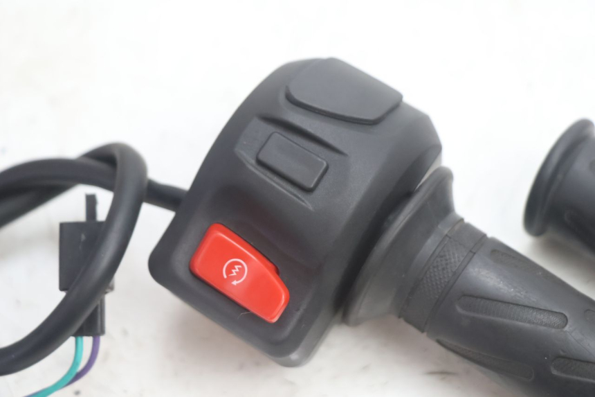 photo de INTERRUPTOR DERECHO PEUGEOT KISBEE 2T 50 (2010 - 2017) - Detalle de la pieza