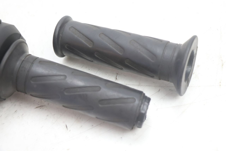 photo de INTERRUPTOR DERECHO PEUGEOT KISBEE 2T 50 (2010 - 2017) - Zoom estado de uso