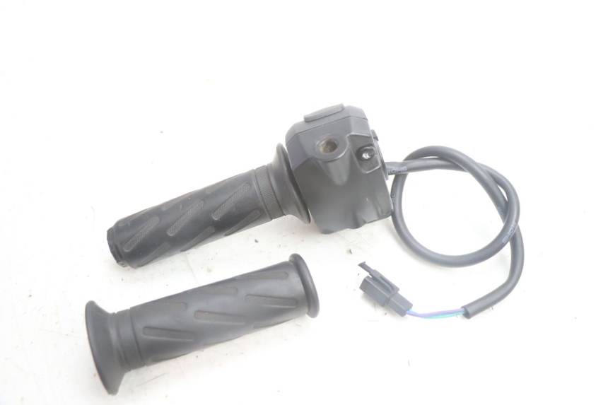 photo de INTERRUPTOR DERECHO PEUGEOT KISBEE 2T 50 (2010 - 2017) - Detalles de los puntos de fijación