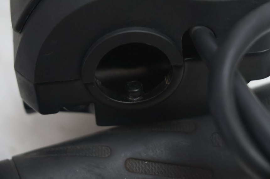 photo de INTERRUPTOR DERECHO PEUGEOT KISBEE 2T 50 (2010 - 2017) - Estado de la superficie y material