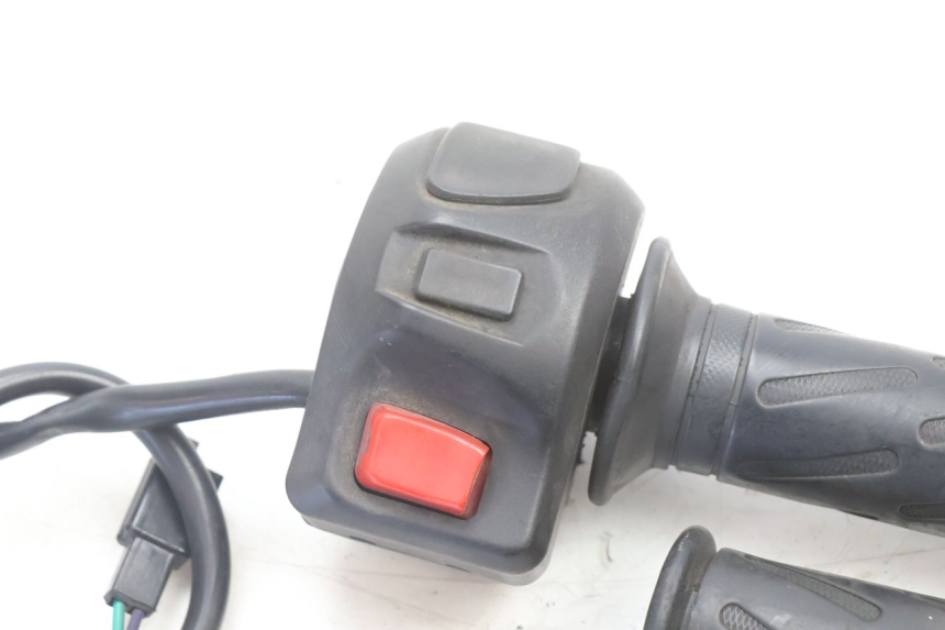 photo de INTERRUPTOR DERECHO PEUGEOT KISBEE 2T 50 (2010 - 2017) - Detalle de la pieza