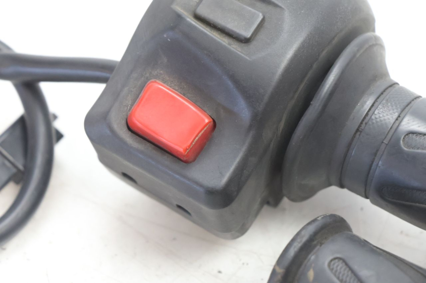 photo de INTERRUPTOR DERECHO PEUGEOT KISBEE 2T 50 (2010 - 2017) - Zoom estado de uso