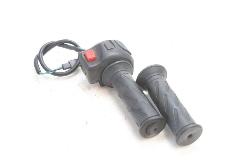 photo de INTERRUPTOR DERECHO PEUGEOT KISBEE 2T 50 (2010 - 2017) - Primer plano técnico