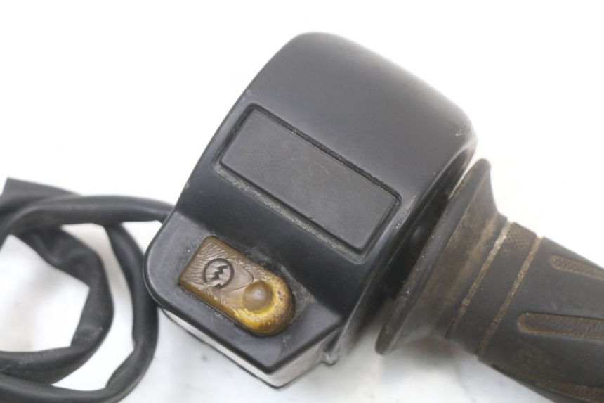 photo de INTERRUPTOR DERECHO PEUGEOT KISBEE 4T 50 (2010 - 2017) - Detalle de la pieza