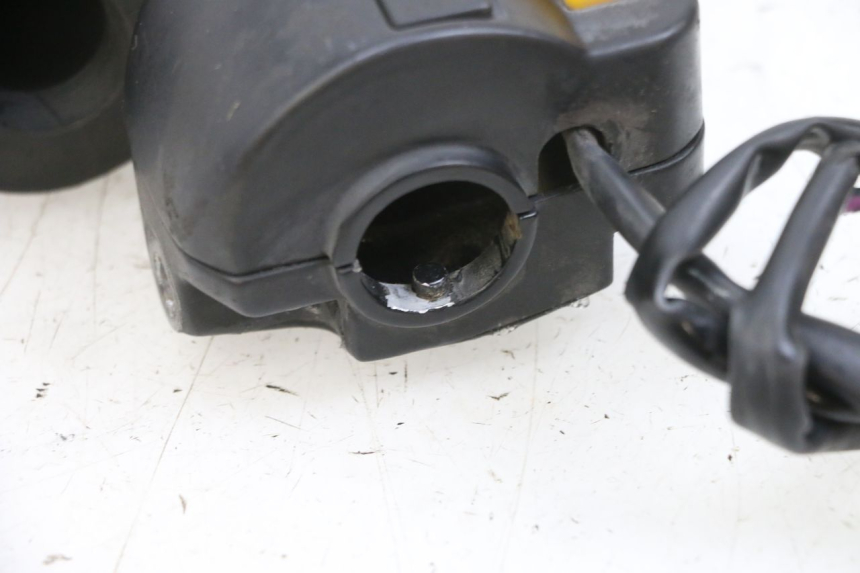 photo de INTERRUPTOR DERECHO PEUGEOT KISBEE 4T 50 (2010 - 2017) - Primer plano técnico