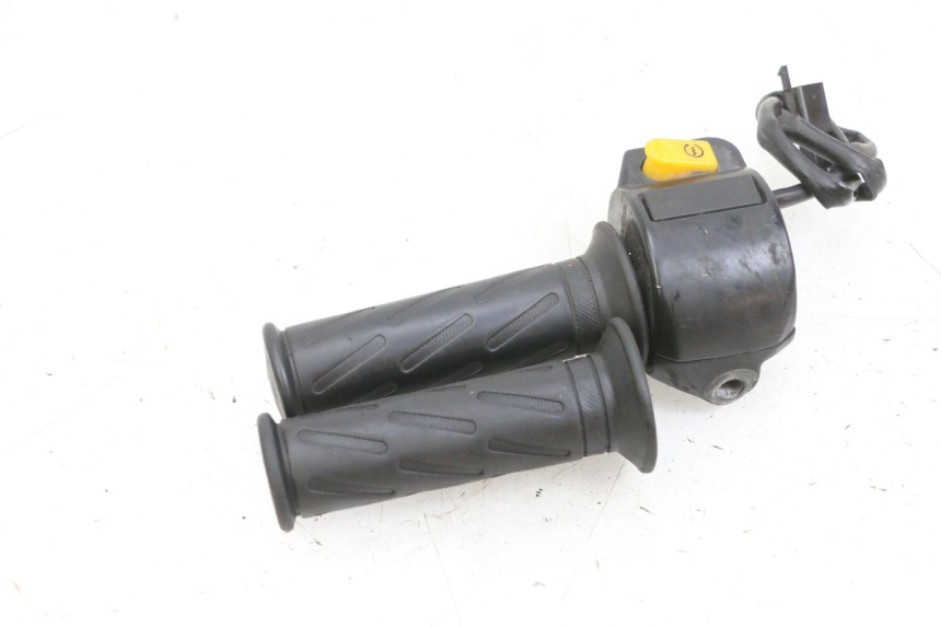 photo de INTERRUPTOR DERECHO PEUGEOT KISBEE 4T 50 (2010 - 2017) - Estado de la superficie y material