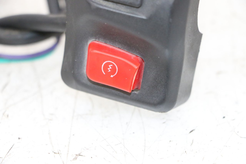 photo de INTERRUPTOR DERECHO PEUGEOT KISBEE 4T 50 (2010 - 2017) - Detalles de los puntos de fijación