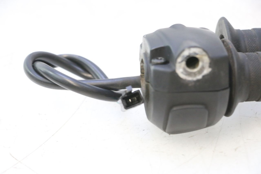 photo de CONMUTADOR DERECHA PEUGEOT KISBEE 4T 50 (2023 - 2026) - Primer plano técnico