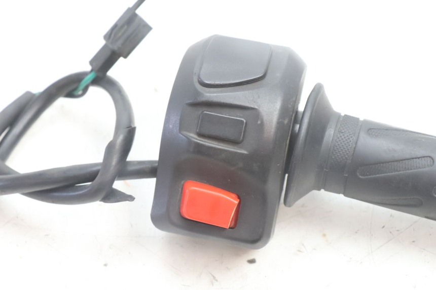photo de INTERRUPTOR DERECHO PEUGEOT KISBEE 4T 50 (2010 - 2017) - Detalle de la pieza