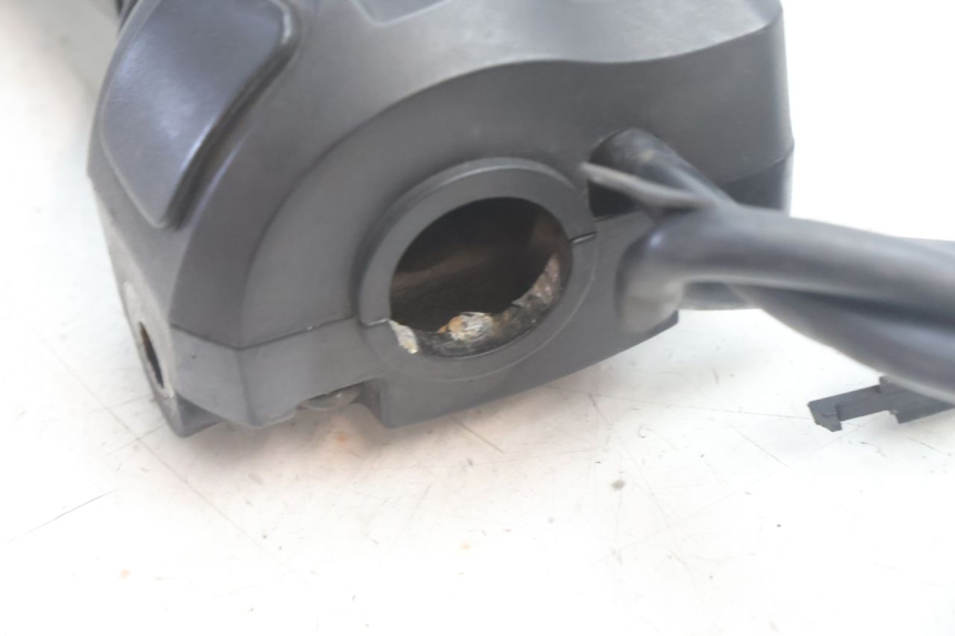 photo de INTERRUPTOR DERECHO PEUGEOT KISBEE 4T 50 (2010 - 2017) - Estado de la superficie y material