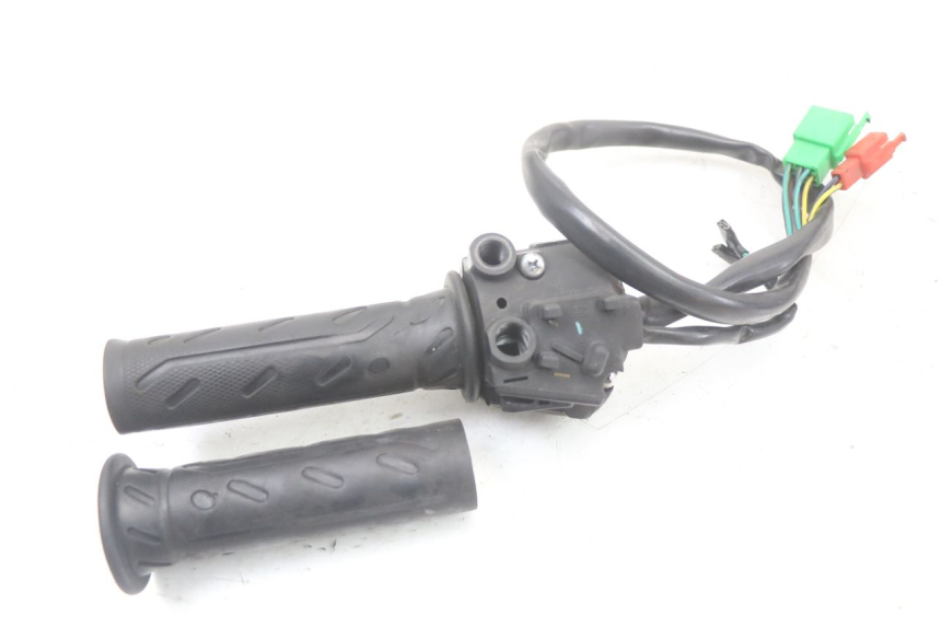 photo de INTERRUPTOR DERECHO KYMCO X-TOWN XTOWN 125 (2016 - 2021) - Detalles de los puntos de fijación