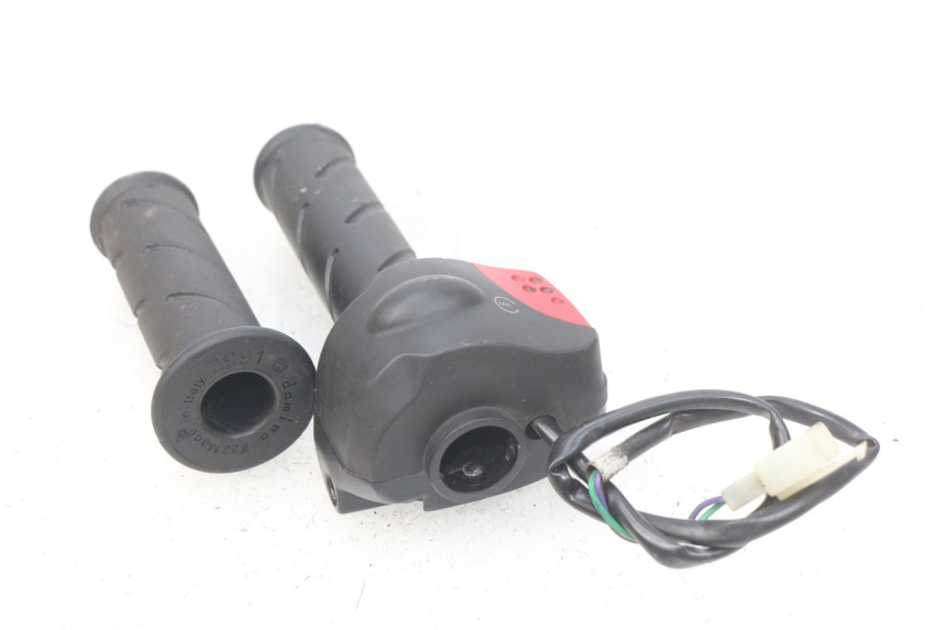 photo de INTERRUPTOR DERECHO PEUGEOT LUDIX 50 (2008 - 2017) - Otra perspectiva