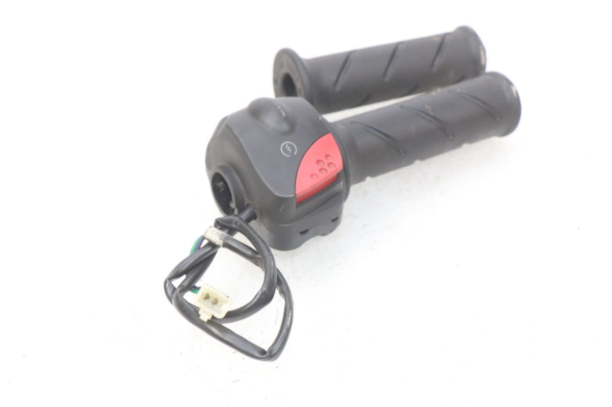 photo de INTERRUPTOR DERECHO PEUGEOT LUDIX 50 (2008 - 2017) - Primer plano técnico