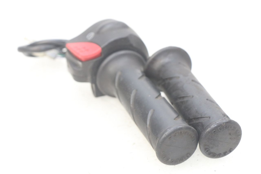 photo de INTERRUPTOR DERECHO PEUGEOT LUDIX 50 (2008 - 2017) - Primer plano técnico