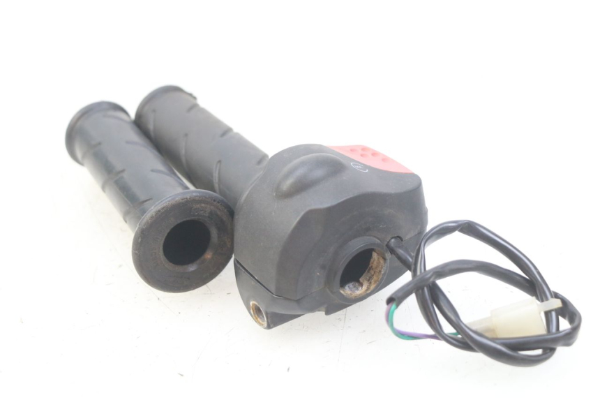 photo de INTERRUPTOR DERECHO PEUGEOT LUDIX 50 (2008 - 2017) - Otra perspectiva