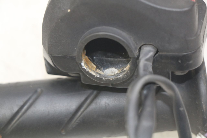 photo de INTERRUPTOR DERECHO PEUGEOT LUDIX 50 (2005 - 2007) - Zoom estado de uso