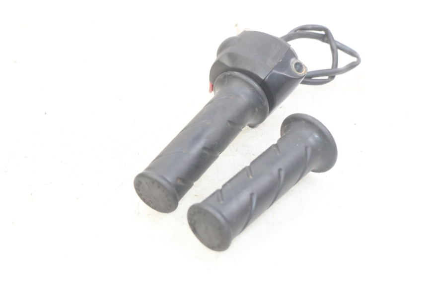 photo de INTERRUPTOR DERECHO PEUGEOT LUDIX 50 (2005 - 2007) - Primer plano técnico