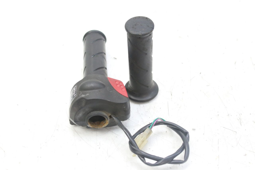 photo de INTERRUPTOR DERECHO PEUGEOT LUDIX 50 (2008 - 2017) - Zoom estado de uso