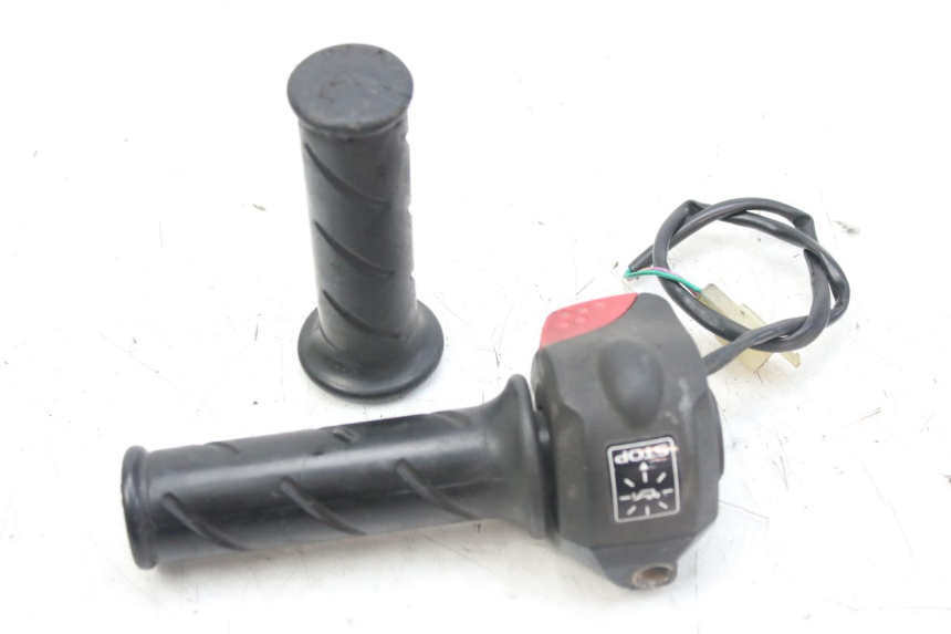 photo de INTERRUPTOR DERECHO PEUGEOT LUDIX 50 (2008 - 2017) - Otra perspectiva