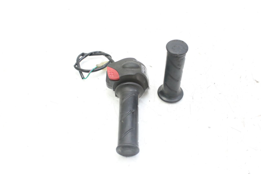 photo de INTERRUPTOR DERECHO PEUGEOT LUDIX 50 (2008 - 2017) - Primer plano técnico