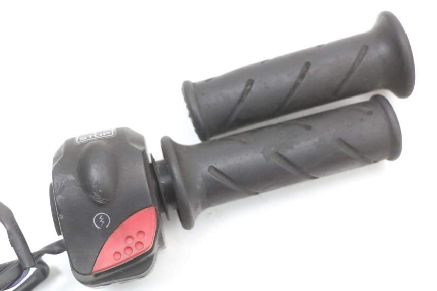 photo de INTERRUPTOR DERECHO PEUGEOT LUDIX 50 (2008 - 2017) - Zoom estado de uso