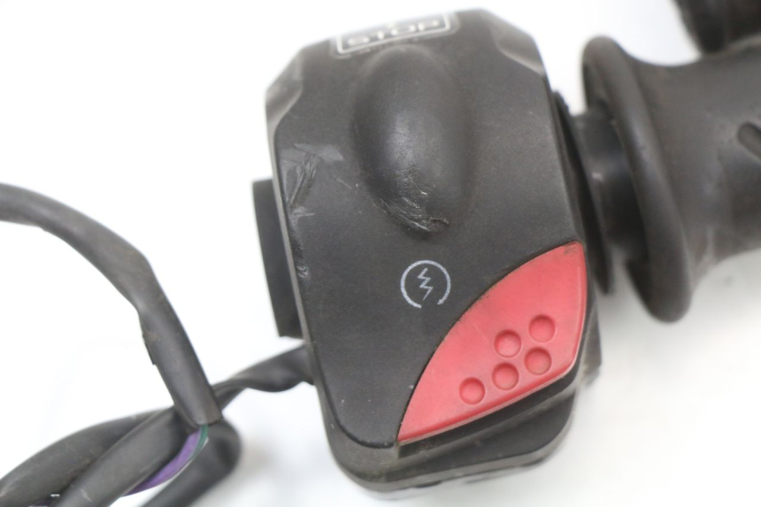 photo de INTERRUPTOR DERECHO PEUGEOT LUDIX 50 (2008 - 2017) - Otra perspectiva