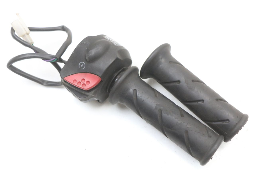 photo de INTERRUPTOR DERECHO PEUGEOT LUDIX 50 (2008 - 2017) - Primer plano técnico